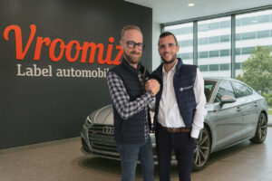 Vroomiz modernise l'exposition des voitures d'occasion avec Carbox AI