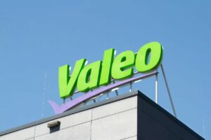Valeo revoit ses objectifs pour 2025 et dégringole en Bourse