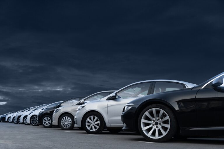 Entre incertitude politique et trous budgétaires, l’automobile replonge dans l’attentisme