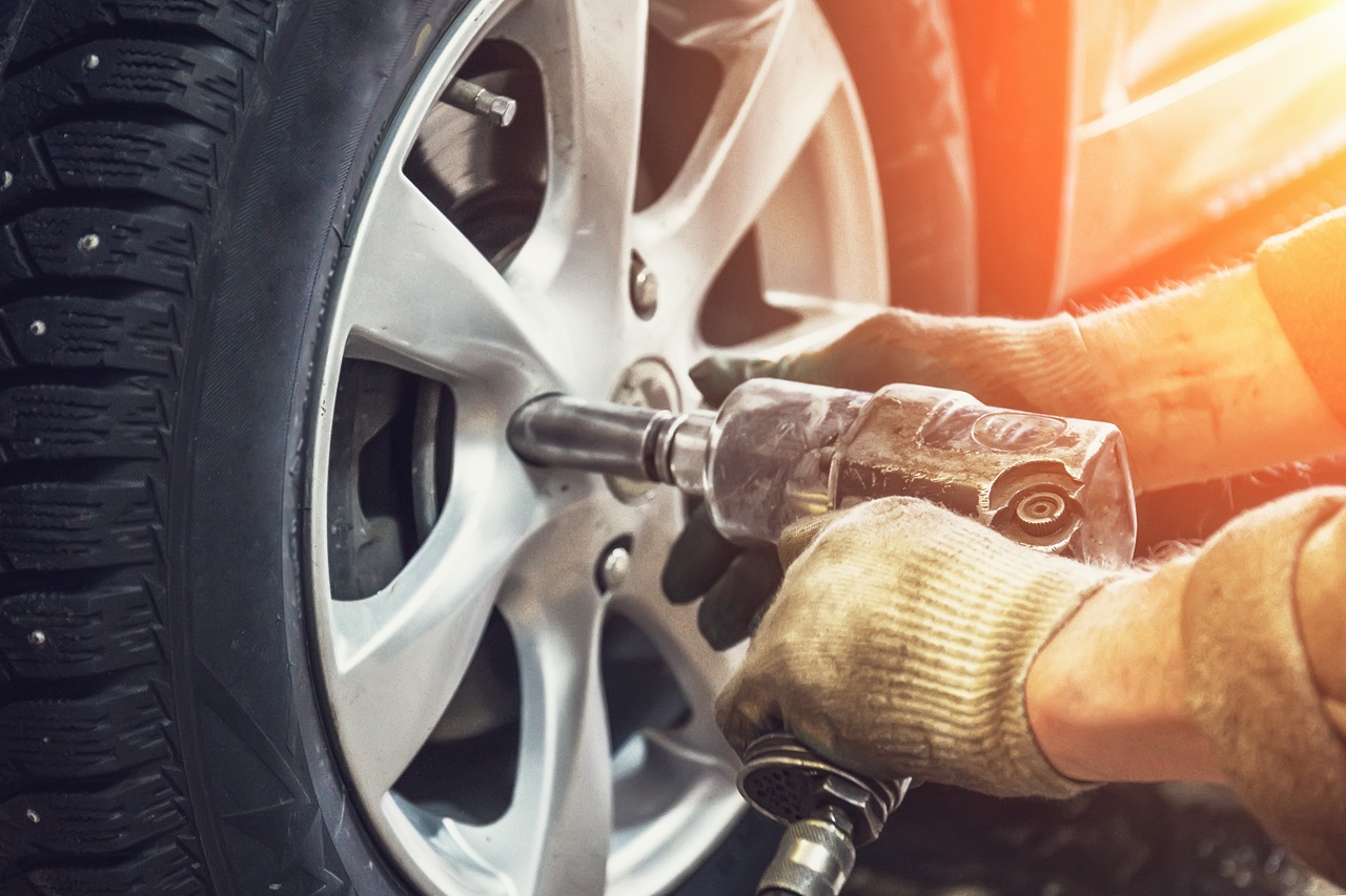 Dans le cadre d'Euro 7, le choix de la méthode de tests de pneus est déterminant pour évaluer le niveau de leurs émissions polluantes. ©AdobeStock-DedMityay