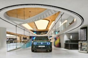 Défilé Renault : les modèles de la marque française s'invitent sur les Champs-Élysées