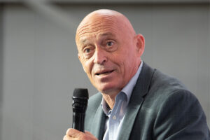 Bernard Jullien, économiste : "L’épargne élevée et l’incertitude politique freinent la reprise"