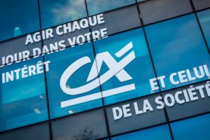 Le Crédit Agricole réhausse ses objectifs pour le financement des véhicules électriques