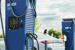 L’électrique séduit davantage les Français, mais les seniors restent sceptiques