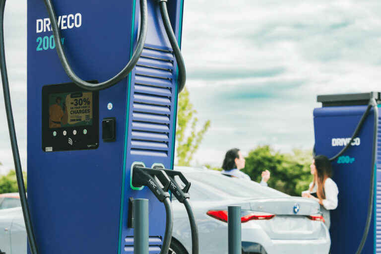 L’électrique séduit davantage les Français, mais les seniors restent sceptiques