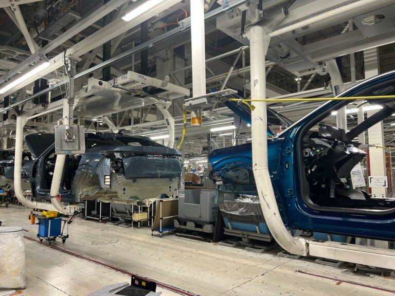 Le paquet automobile européen vacille : les États membres s’opposent sur le contenu local et les normes CO₂, alors que les constructeurs alertent sur une urgence industrielle majeure pour les VUL.