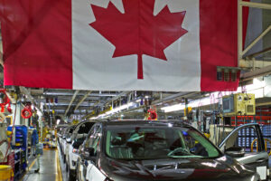 Le Canada revoit sa copie automobile