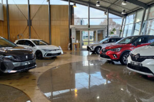 Les distributeurs de voitures d'occasion commencent 2026 en zone rouge