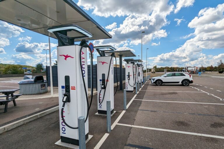 Le gouvernement souhaite multiplier la recharge ultrarapide sur autoroute d’ici 2035 