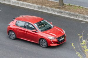 Nouveau coup dur pour Stellantis avec un rappel massif de voitures hybrides