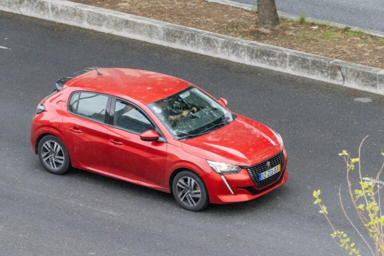 Nouveau coup dur pour Stellantis avec un rappel massif de voitures hybrides