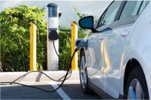 Étude Deloitte : les Français négocient encore leur passage à l’électrique
