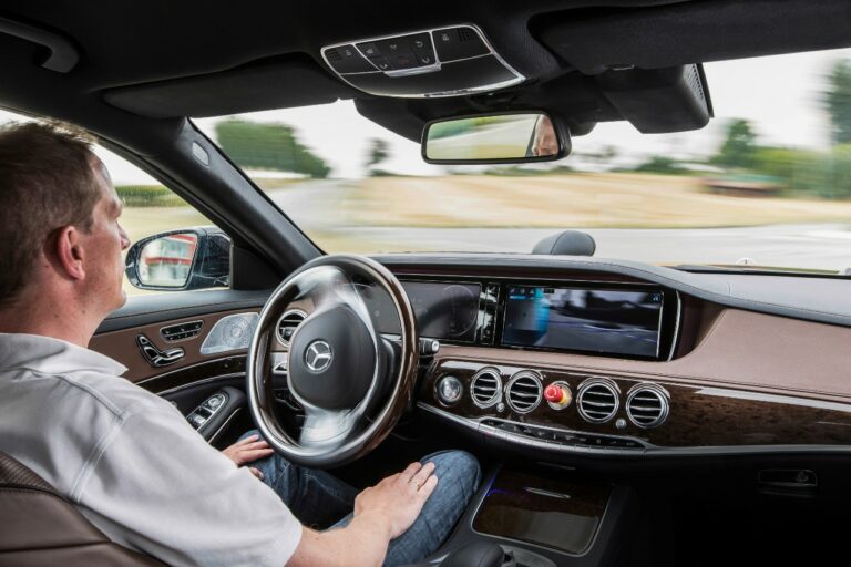 Mercedes-Benz veut déployer la conduite automatisée en ville dès 2026