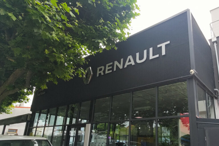 Les agents Renault vont poser leur "ReGar" sur le VO
