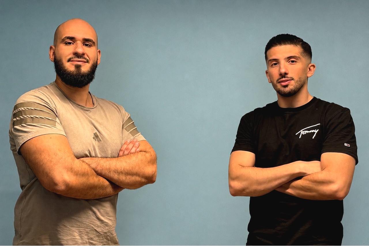 Younes Souffi et Nassim Mazouni, cofondateurs de Grind SEO, veulent aider les professionnels du VO à reprendre la main sur leur acquisition digitale. ©Grind SEO
