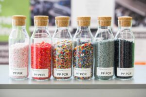 Plastiques recyclés : le Parlement européen donne plus de temps aux constructeurs