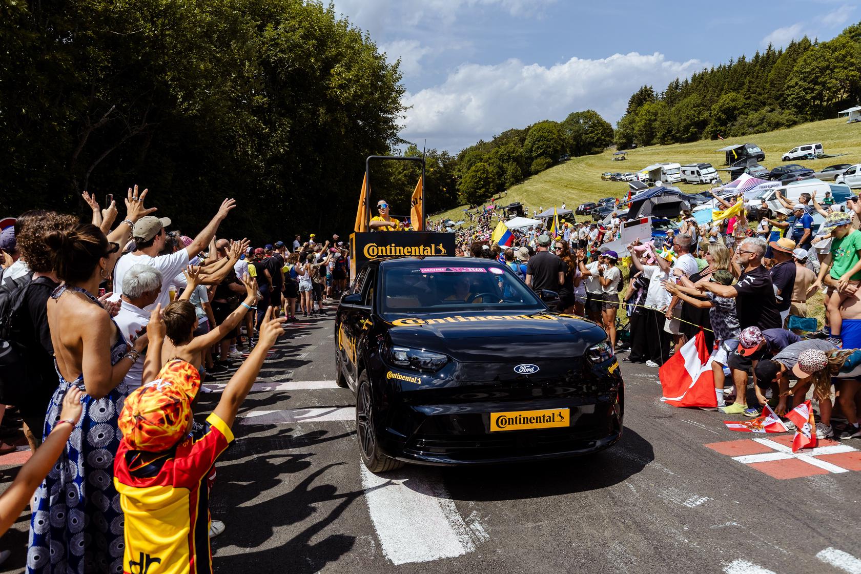 La caravane déployée cette année par Continental sur les routes du Tour de France comprenait une dizaine de véhicules mis à disposition par Ford, dont la nouvelle Capri. ©A.S.O. Morgan Bove