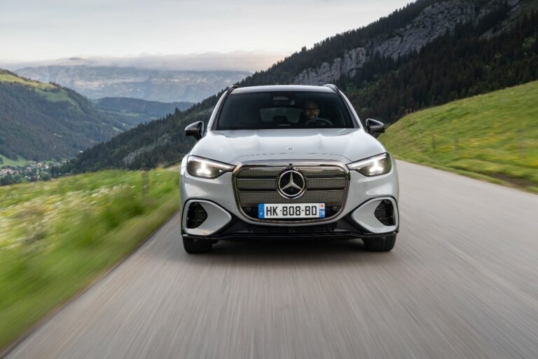 Mercedes-Benz anticipe des revenus en baisse pour 2026