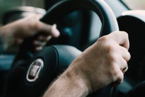 Quelles stratégies pour une assurance auto moins chère ?