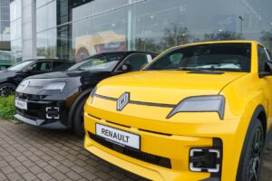 Voitures électriques : la Renault 5 domine en juillet 2026, le Tesla Model Y reste en tête sur sept mois