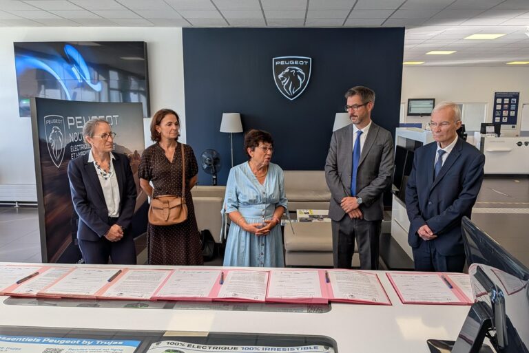 &Agrave; Rambouillet (78) s'est tenue la signature du pacte de confiance, sign&eacute; par la ministre de l'Environnement, Monique Barbut (au centre), et les acteurs de la fili&egrave;re automobile. &copy;Le Journal de l'Automobile