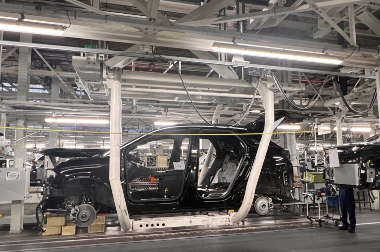 Production de voitures &eacute;lectriques dans une usine automobile en Europe