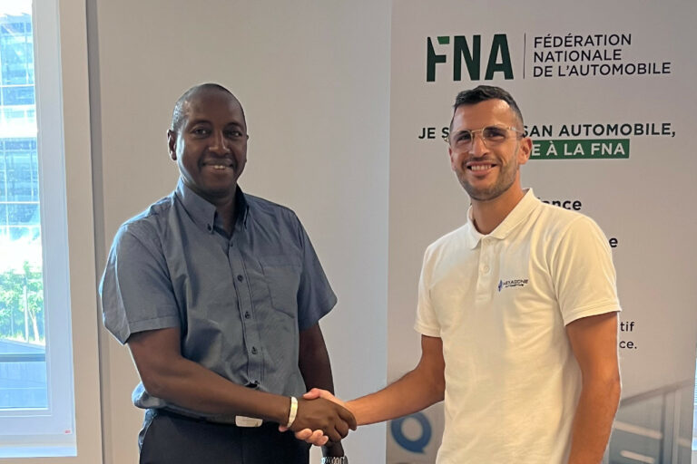 Vroomiz embarque ses 500 distributeurs de voitures d