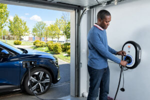 Bercy dévoile un "plan borne" pour les acheteurs de voitures électriques d'occasion