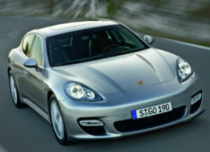 Porsche démarre 2012 sur les chapeaux de roues