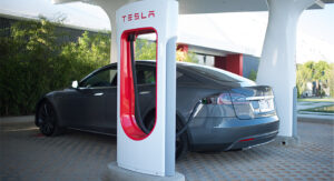 Tesla accélère le déploiement de ses superchargeurs en Europe