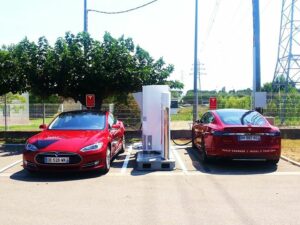 Tesla développe son réseau de superchargeurs