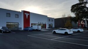 Tesla ouvre à Chambourcy
