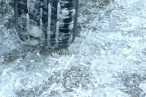 Le pneu hiver freiné par son prix et ses contraintes