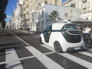 Akka Technologie et Vulog font rouler un taxi autonome dans les rues de Nice