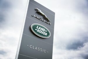 Jaguar Land Rover ferme provisoirement ses usines en Angleterre