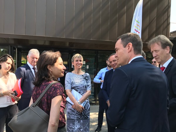 Delphine Gény-Stephann, secrétaire d'Etat auprès du ministre de l'Economie, accueillie par Marc Charlet, le DG du Môle Mov'eo, lors de la présentation de l Phase IV, en juillet 2018.