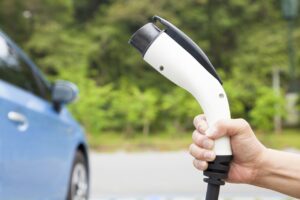 Recharge électrique : le système D prévaut en France