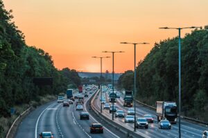 Le Royaume-Uni ouvre les autoroutes à la conduite autonome