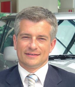 Questions à Xavier Riva, chef du service véhicules d’occasion de Toyota France.