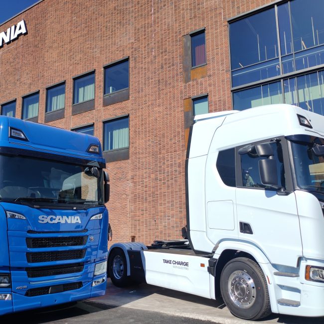 Avec sa ligne de châssis tout près, Scania s'évite des contraintes logistiques de transports de batteries pour équipier ses camions.